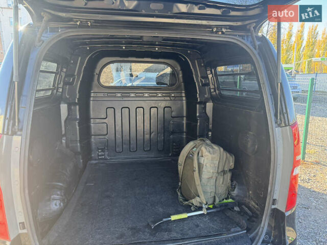 Черный Хендай H-1, объемом двигателя 2.5 л и пробегом 295 тыс. км за 15500 $, фото 4 на Automoto.ua