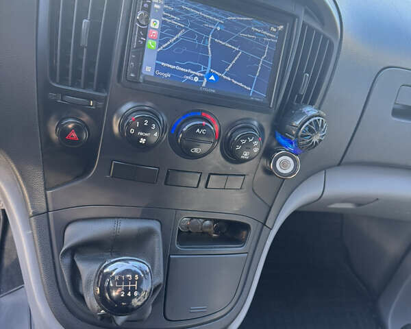 Черный Хендай H-1, объемом двигателя 2.5 л и пробегом 295 тыс. км за 15500 $, фото 9 на Automoto.ua