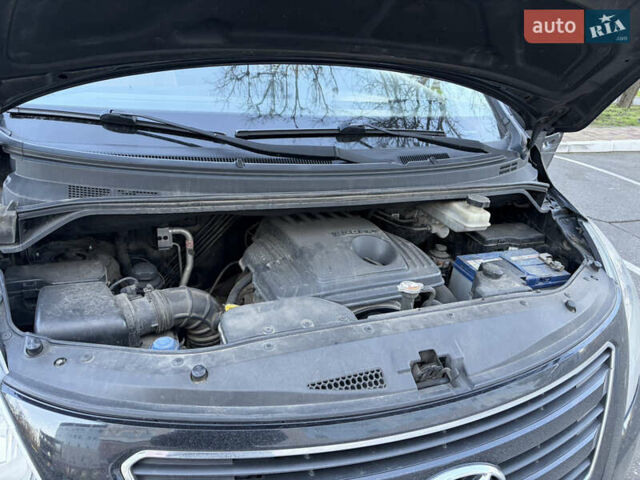 Чорний Хендай H-1, об'ємом двигуна 2.5 л та пробігом 273 тис. км за 15000 $, фото 7 на Automoto.ua