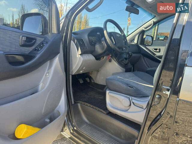 Черный Хендай H-1, объемом двигателя 2.5 л и пробегом 295 тыс. км за 15500 $, фото 12 на Automoto.ua