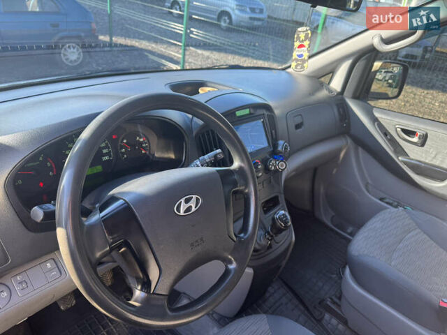 Черный Хендай H-1, объемом двигателя 2.5 л и пробегом 295 тыс. км за 15500 $, фото 11 на Automoto.ua