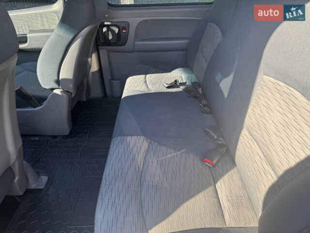 Черный Хендай H-1, объемом двигателя 2.5 л и пробегом 295 тыс. км за 15500 $, фото 6 на Automoto.ua