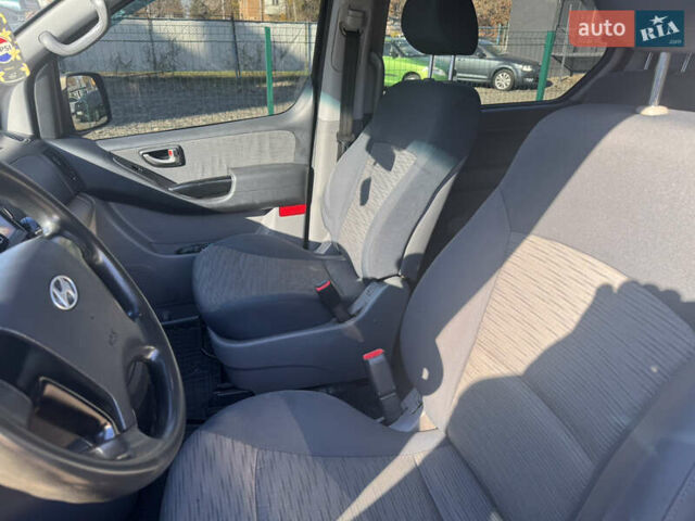 Черный Хендай H-1, объемом двигателя 2.5 л и пробегом 295 тыс. км за 15500 $, фото 8 на Automoto.ua