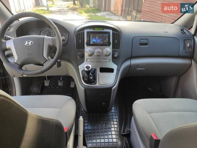 Чорний Хендай H-1, об'ємом двигуна 2.5 л та пробігом 59 тис. км за 16900 $, фото 13 на Automoto.ua