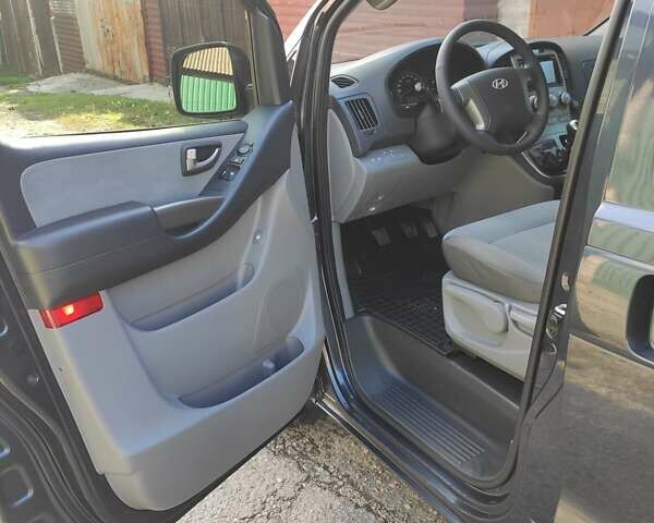 Чорний Хендай H-1, об'ємом двигуна 2.5 л та пробігом 59 тис. км за 16900 $, фото 3 на Automoto.ua