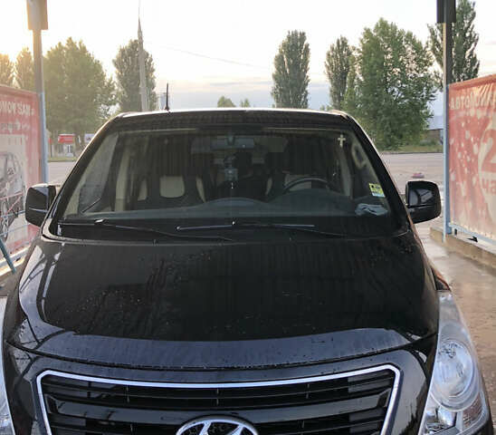 Черный Хендай H-1, объемом двигателя 2.5 л и пробегом 240 тыс. км за 16800 $, фото 2 на Automoto.ua