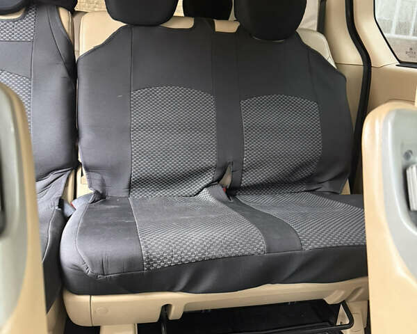 Черный Хендай H-1, объемом двигателя 2.5 л и пробегом 240 тыс. км за 16800 $, фото 4 на Automoto.ua