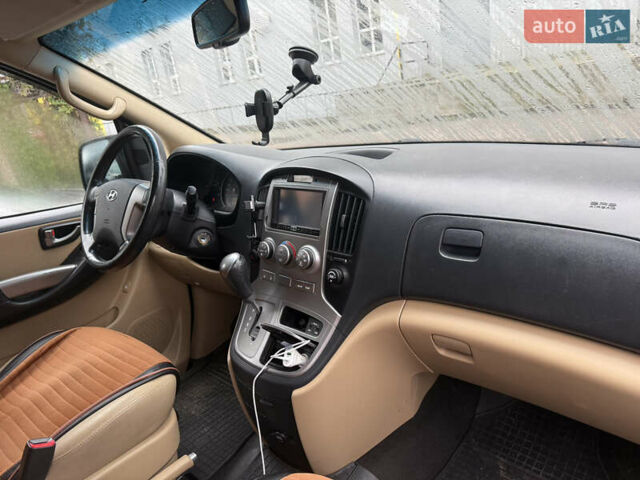 Черный Хендай H-1, объемом двигателя 2.5 л и пробегом 240 тыс. км за 16800 $, фото 3 на Automoto.ua