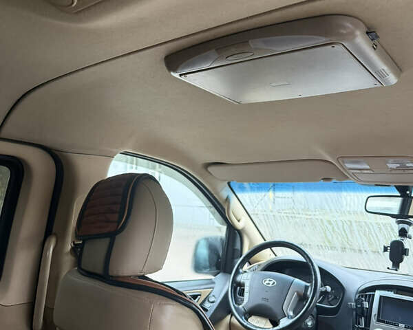 Черный Хендай H-1, объемом двигателя 2.5 л и пробегом 240 тыс. км за 16800 $, фото 6 на Automoto.ua