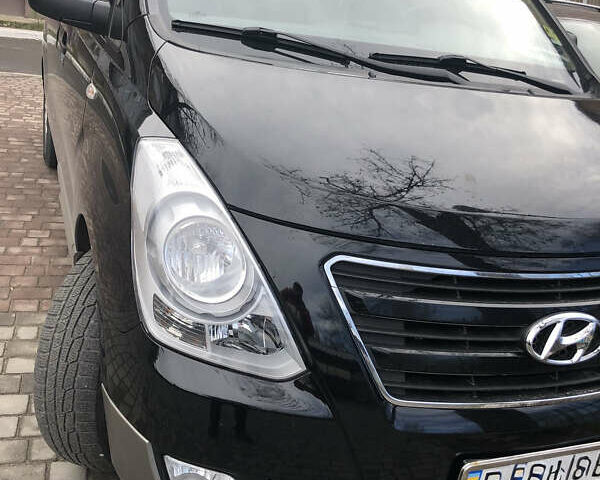 Черный Хендай H-1, объемом двигателя 2.5 л и пробегом 240 тыс. км за 16800 $, фото 1 на Automoto.ua