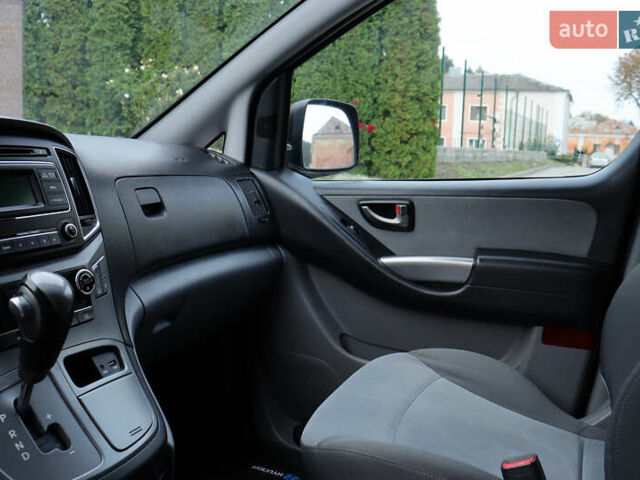 Черный Хендай H-1, объемом двигателя 2.5 л и пробегом 239 тыс. км за 17599 $, фото 137 на Automoto.ua