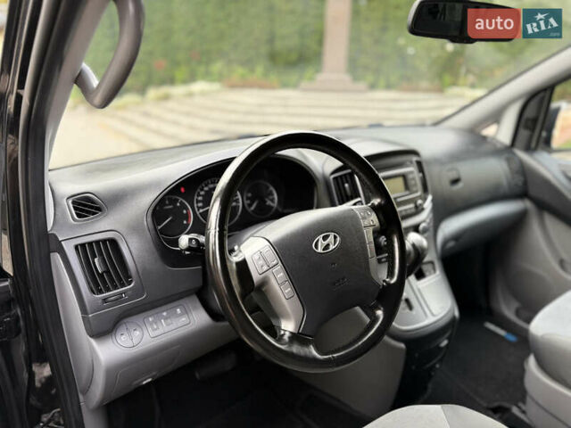 Черный Хендай H-1, объемом двигателя 2.5 л и пробегом 239 тыс. км за 17599 $, фото 82 на Automoto.ua