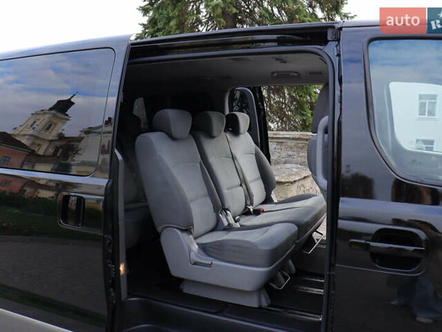 Черный Хендай H-1, объемом двигателя 2.5 л и пробегом 239 тыс. км за 17599 $, фото 2 на Automoto.ua