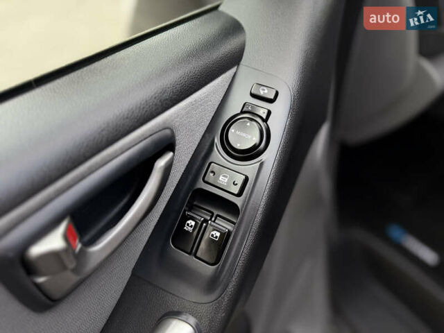 Черный Хендай H-1, объемом двигателя 2.5 л и пробегом 239 тыс. км за 17599 $, фото 75 на Automoto.ua