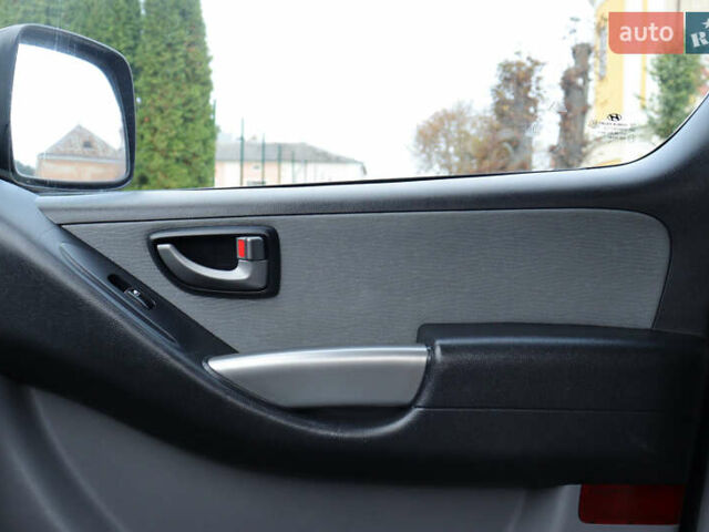 Черный Хендай H-1, объемом двигателя 2.5 л и пробегом 239 тыс. км за 17599 $, фото 126 на Automoto.ua