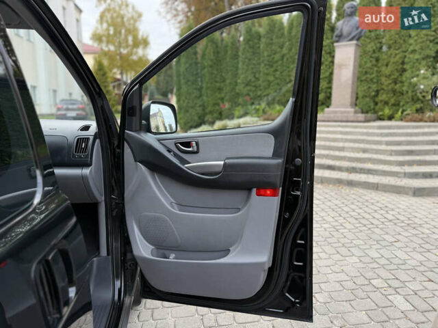 Черный Хендай H-1, объемом двигателя 2.5 л и пробегом 239 тыс. км за 17599 $, фото 86 на Automoto.ua