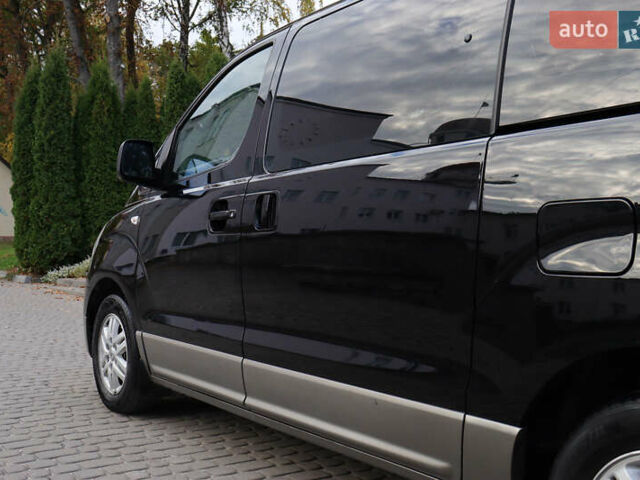 Черный Хендай H-1, объемом двигателя 2.5 л и пробегом 239 тыс. км за 17599 $, фото 10 на Automoto.ua