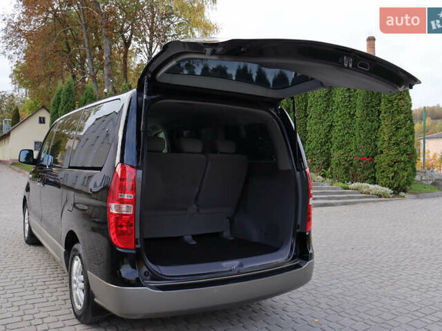 Черный Хендай H-1, объемом двигателя 2.5 л и пробегом 239 тыс. км за 17599 $, фото 3 на Automoto.ua