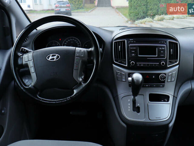 Черный Хендай H-1, объемом двигателя 2.5 л и пробегом 239 тыс. км за 17599 $, фото 4 на Automoto.ua