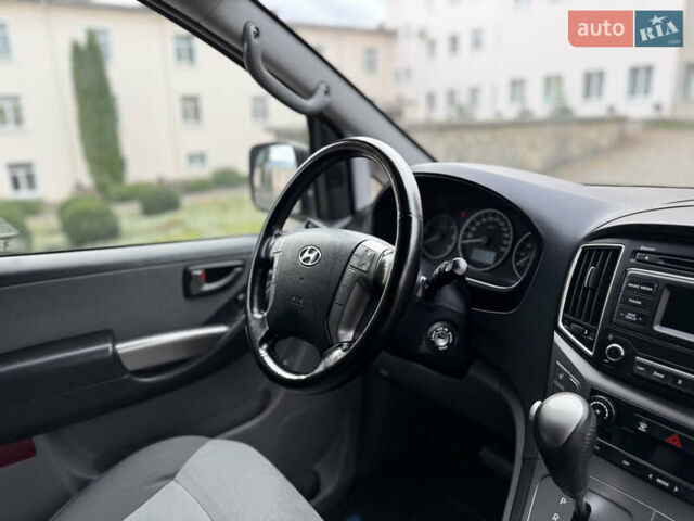 Черный Хендай H-1, объемом двигателя 2.5 л и пробегом 239 тыс. км за 17599 $, фото 94 на Automoto.ua