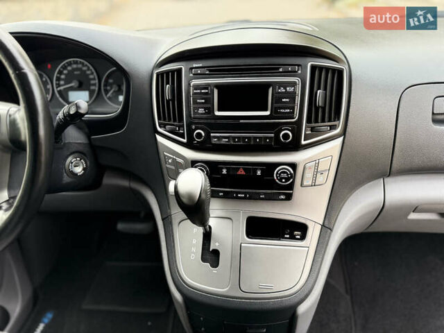 Черный Хендай H-1, объемом двигателя 2.5 л и пробегом 239 тыс. км за 17599 $, фото 96 на Automoto.ua