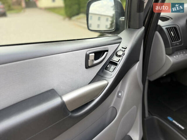 Черный Хендай H-1, объемом двигателя 2.5 л и пробегом 239 тыс. км за 17599 $, фото 74 на Automoto.ua