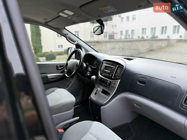 Черный Хендай H-1, объемом двигателя 2.5 л и пробегом 239 тыс. км за 17599 $, фото 92 на Automoto.ua