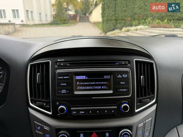 Черный Хендай H-1, объемом двигателя 2.5 л и пробегом 239 тыс. км за 17599 $, фото 118 на Automoto.ua