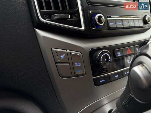 Черный Хендай H-1, объемом двигателя 2.5 л и пробегом 239 тыс. км за 17599 $, фото 115 на Automoto.ua