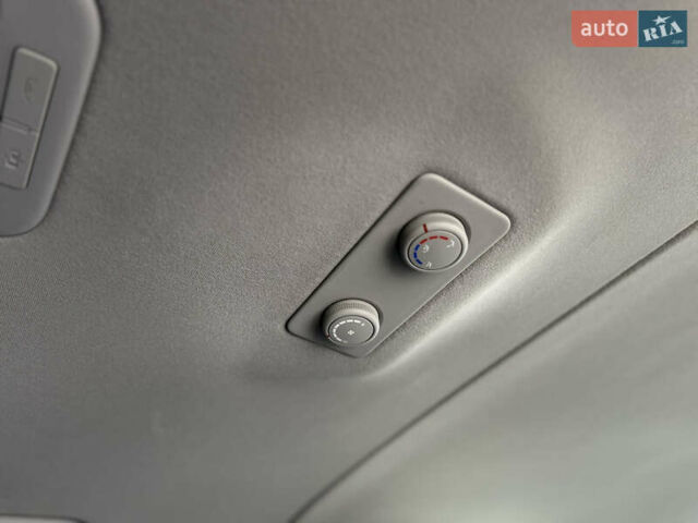 Черный Хендай H-1, объемом двигателя 2.5 л и пробегом 239 тыс. км за 17599 $, фото 99 на Automoto.ua