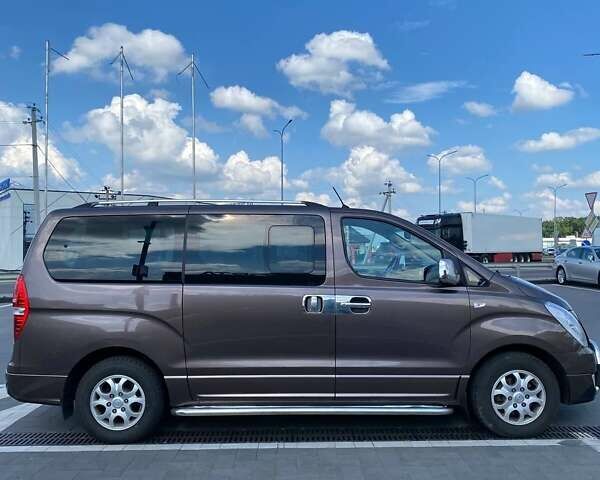 Коричневий Хендай H-1, об'ємом двигуна 2.5 л та пробігом 243 тис. км за 19000 $, фото 1 на Automoto.ua