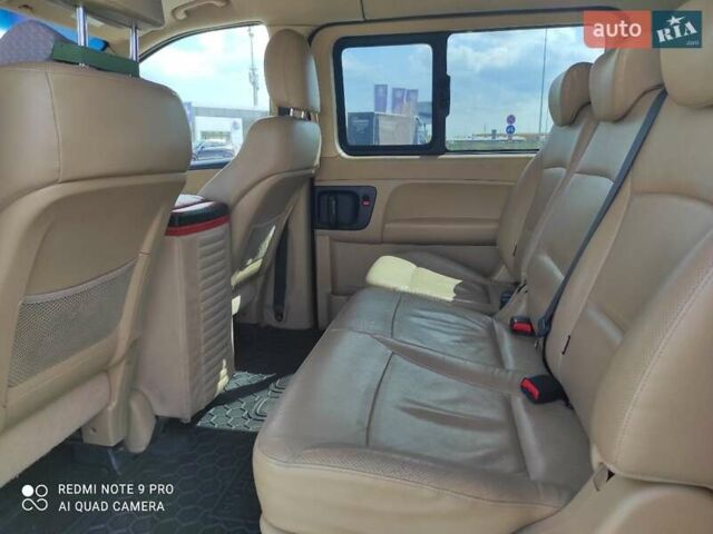 Коричневий Хендай H-1, об'ємом двигуна 2.5 л та пробігом 243 тис. км за 19000 $, фото 2 на Automoto.ua