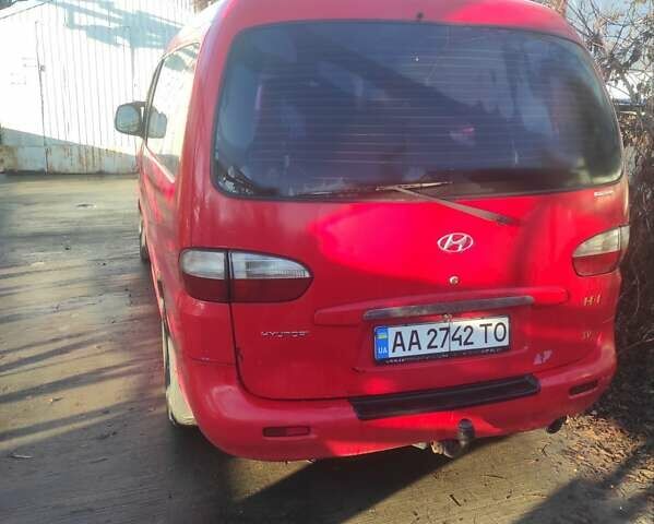 Красный Хендай H-1, объемом двигателя 2.48 л и пробегом 332 тыс. км за 4000 $, фото 2 на Automoto.ua