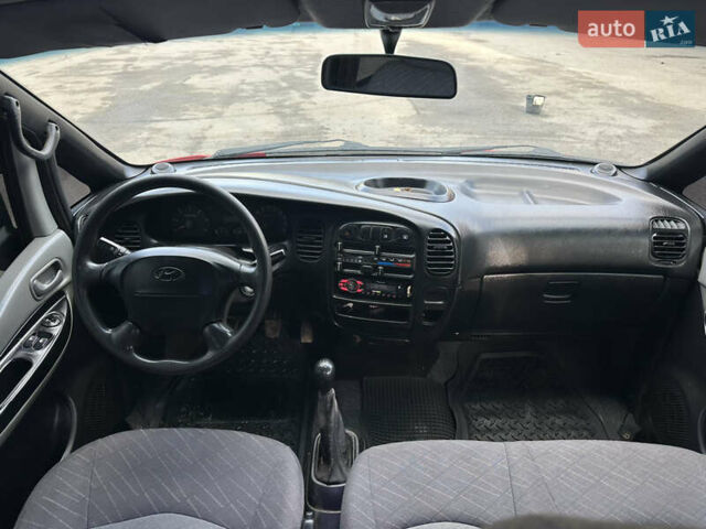 Червоний Хендай H-1, об'ємом двигуна 2.5 л та пробігом 370 тис. км за 5000 $, фото 14 на Automoto.ua