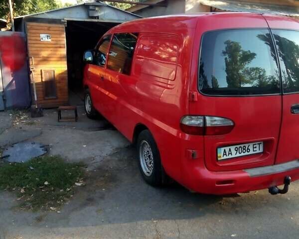 Красный Хендай H-1, объемом двигателя 2.5 л и пробегом 400 тыс. км за 3000 $, фото 2 на Automoto.ua