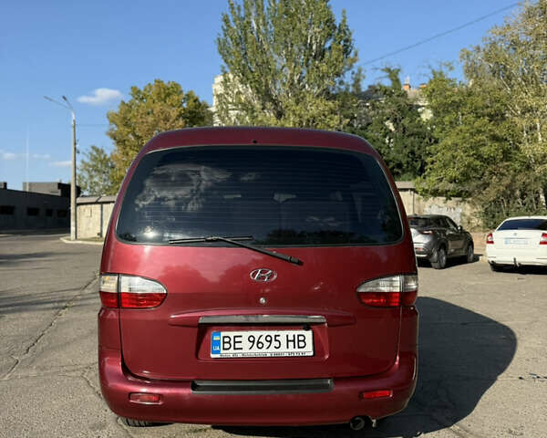Красный Хендай H-1, объемом двигателя 2.5 л и пробегом 330 тыс. км за 7800 $, фото 4 на Automoto.ua