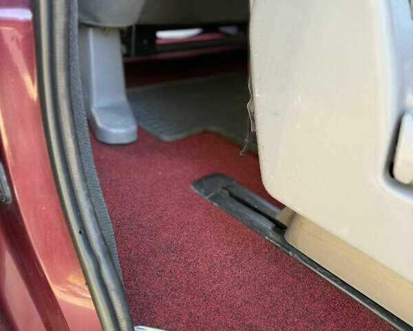 Красный Хендай H-1, объемом двигателя 2.5 л и пробегом 330 тыс. км за 7800 $, фото 18 на Automoto.ua