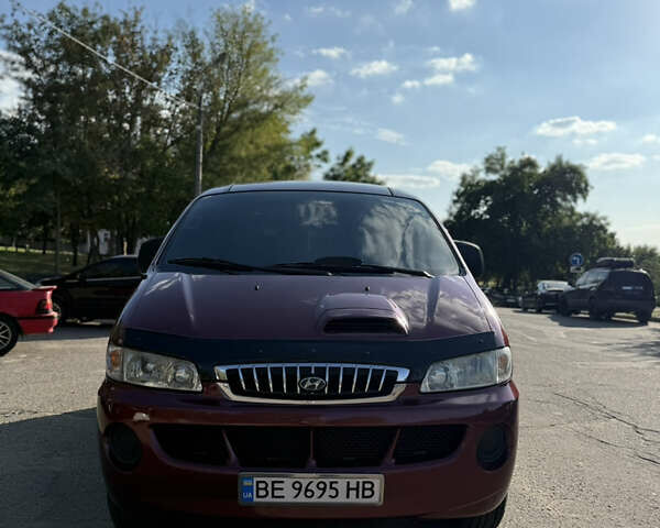 Красный Хендай H-1, объемом двигателя 2.5 л и пробегом 330 тыс. км за 7800 $, фото 1 на Automoto.ua