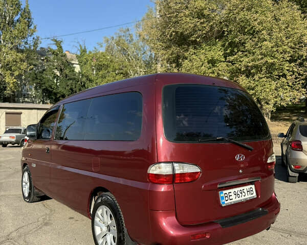 Красный Хендай H-1, объемом двигателя 2.5 л и пробегом 330 тыс. км за 7800 $, фото 3 на Automoto.ua