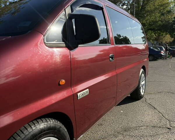 Красный Хендай H-1, объемом двигателя 2.5 л и пробегом 330 тыс. км за 7800 $, фото 6 на Automoto.ua