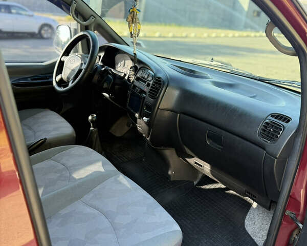 Красный Хендай H-1, объемом двигателя 2.5 л и пробегом 330 тыс. км за 7800 $, фото 8 на Automoto.ua
