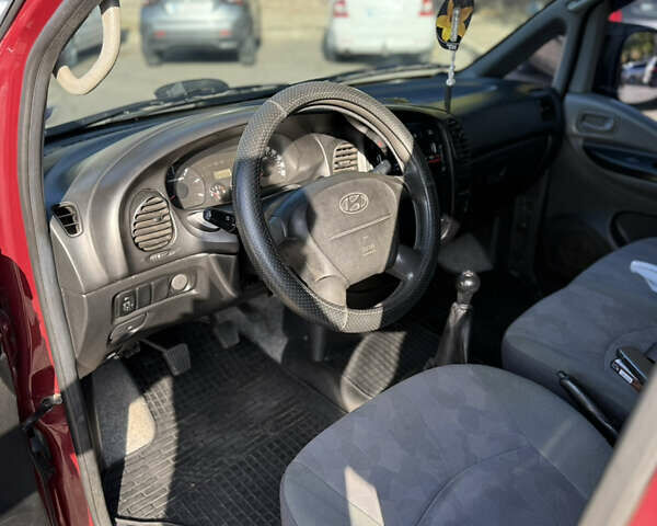 Красный Хендай H-1, объемом двигателя 2.5 л и пробегом 330 тыс. км за 7800 $, фото 9 на Automoto.ua