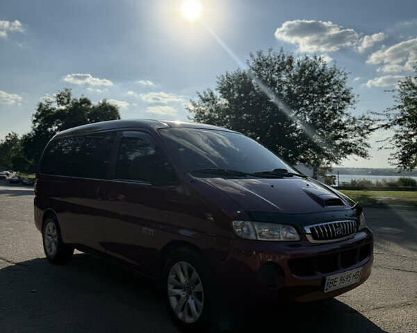Красный Хендай H-1, объемом двигателя 2.5 л и пробегом 330 тыс. км за 7800 $, фото 2 на Automoto.ua