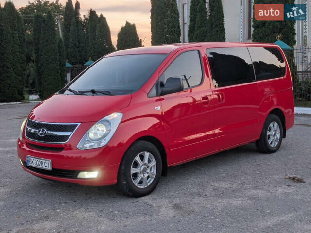 Красный Хендай H-1, объемом двигателя 2.5 л и пробегом 292 тыс. км за 14000 $, фото 4 на Automoto.ua