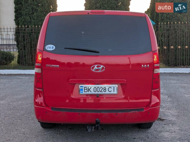 Красный Хендай H-1, объемом двигателя 2.5 л и пробегом 292 тыс. км за 14000 $, фото 9 на Automoto.ua