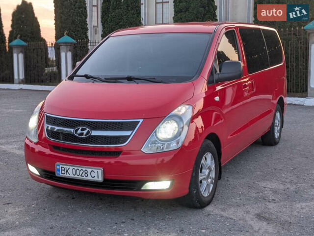 Красный Хендай H-1, объемом двигателя 2.5 л и пробегом 292 тыс. км за 14000 $, фото 3 на Automoto.ua