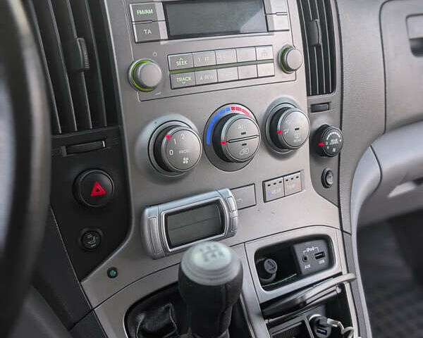 Красный Хендай H-1, объемом двигателя 2.5 л и пробегом 292 тыс. км за 14000 $, фото 17 на Automoto.ua