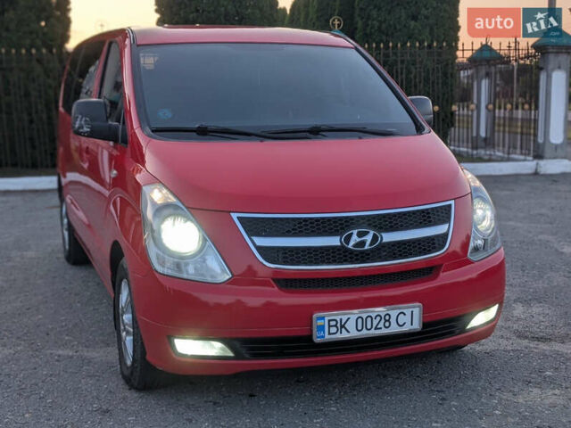 Красный Хендай H-1, объемом двигателя 2.5 л и пробегом 292 тыс. км за 14000 $, фото 2 на Automoto.ua