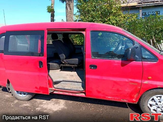Красный Хендай H-1, объемом двигателя 2.5 л и пробегом 306 тыс. км за 3500 $, фото 4 на Automoto.ua