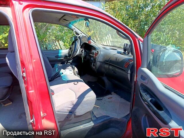 Красный Хендай H-1, объемом двигателя 2.5 л и пробегом 306 тыс. км за 3500 $, фото 5 на Automoto.ua